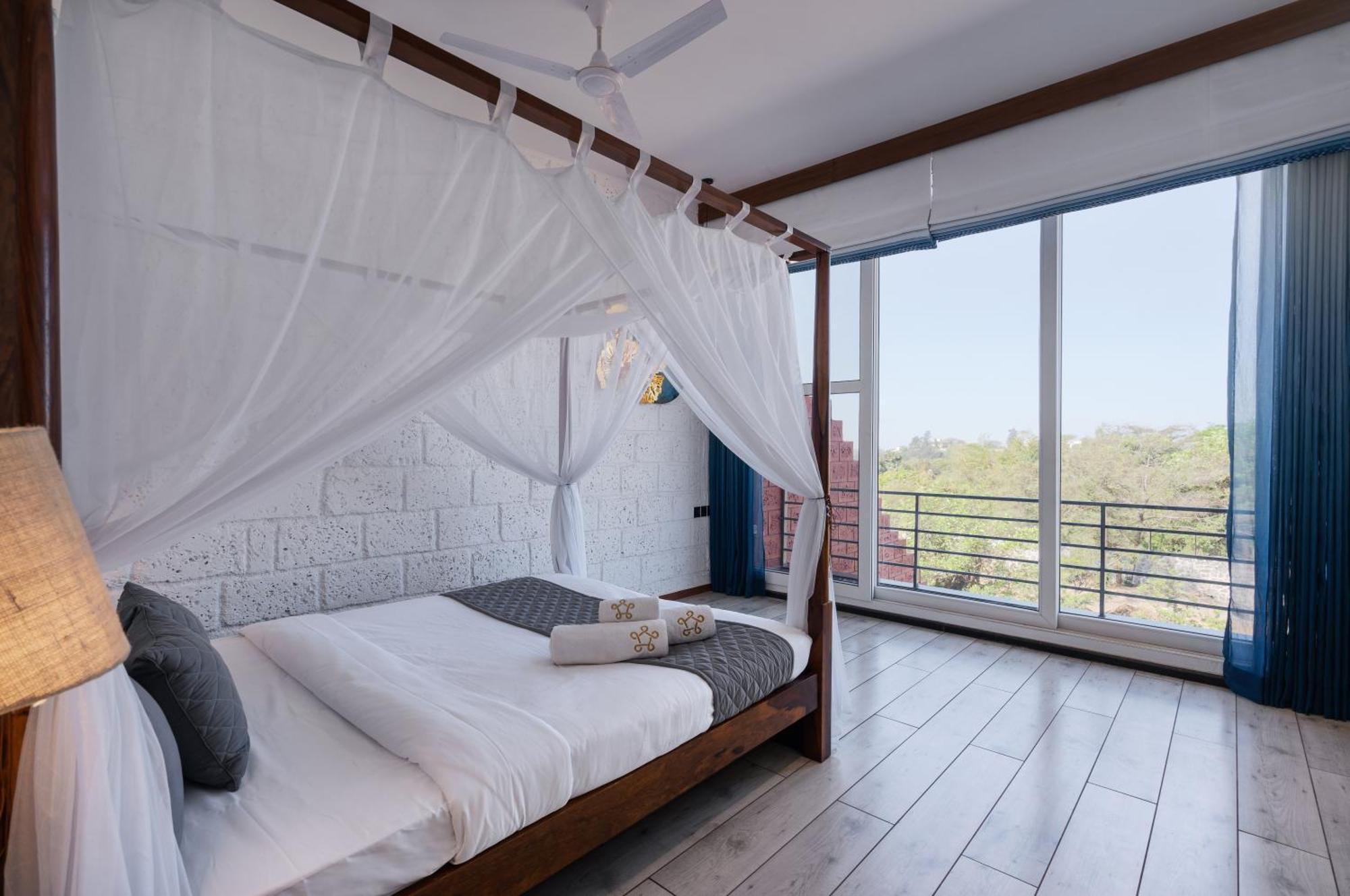 Saffronstays Calvin - 3 Bedroom Pool Villa In โลนาวาลา ภายนอก รูปภาพ