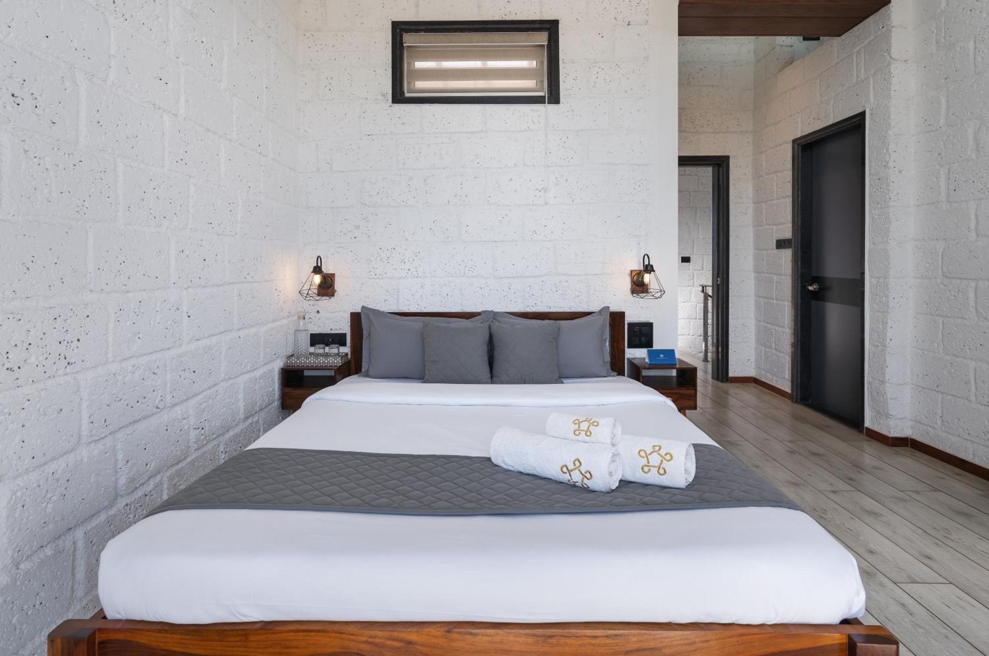 Saffronstays Calvin - 3 Bedroom Pool Villa In โลนาวาลา ภายนอก รูปภาพ